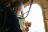 Contra sexo e álcool, padre despeja 70 litros de água benta sobre cidade