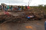 Moradores interditam pista que liga o N-1 ao N-3 do distrito de irrigação Nilo Coelho em Petrolina