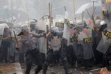 O polêmico projeto de criminalizar sexo antes do casamento, alvo de protestos violentos na Indonésia