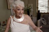 Mulher de 83 anos procura sexo com homens mais novos pelo Tinder