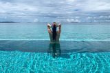 Thaila Ayala surge de topless em foto na piscina nas Ilhas Maldivas