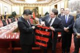 Bolsonaro dá uniforme do Flamengo de presente para Xi Jinping