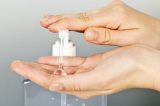 Os germes resistentes ao gel antibacteriano – e por que às vezes é melhor usar água e sabão
