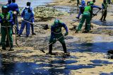 15 toneladas de óleo são retiradas na Praia da Pituba e no Jardim dos Namorados