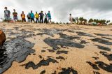 Mancha de óleo que polui o Nordeste pode chegar às praias do Rio