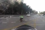 Vídeo: PM persegue adolescente em moto com mochila da Uber Eats