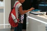 Estudante ganha computador após ser visto fazendo pesquisa em loja de departamento
