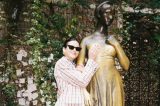 Bruna Marquezine visita estátua de Julieta e dispara: ‘pegar no peitinho traz sorte no amor’ Bruna Marquezine visita estátua de Julieta e dispara: ‘pegar no peitinho traz sorte no amor’
