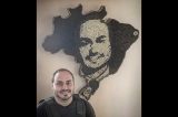 Carluxo ganha retrato feito com balas de revólver e mostra a cara na internet