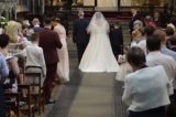 Noiva cadeirante emociona ao entrar andando no casamento