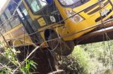 Ônibus escolar superlotado fica pendurado em ponte de madeira no interior da Bahia