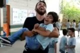 Vídeo: professor pula corda com aluno cadeirante nos braços e comove a internet