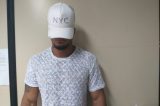 Rapaz se prostitui para pagar pensão alimentícia e é preso ao reclamar à polícia de calote Rapaz se prostitui para pagar pensão alimentícia e é preso ao reclamar à polícia de calote