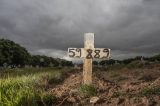 Corpo de morador de rua morto por bala perdida é enterrado no Cemitério do Caju