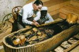 Como a tumba de Tutancâmon enfeitiçou o mundo influenciando a moda após 3 mil anos