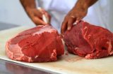 Prefeito baixa decreto e fixa preço do quilo da carne a R$ 12 com osso e R$ 15 sem osso