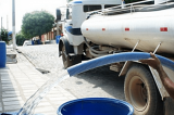 Pipas pegam água em Juazeiro para abastecer Petrolina
