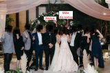 Mãe causa polêmica ao usar vestido de noiva no casamento da filha: “Egoísta”