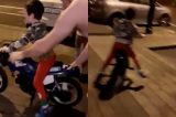 Vídeo viral de menino andando – e caindo – de moto causa revolta; veja