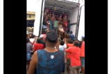 Cenas de saque a caminhão de carne no Rio faz internet provocar: “Não é a Venezuela”