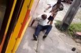 Vídeo mostra cobrador de ônibus sendo agredido após reclamar com passageiro que pulou catraca