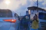 Câmera de carro flagra assaltantes roubando veículos no meio da rua em Fortaleza