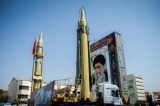 Ataques deixaram 80 mortos, entre eles quatro militares dos EUA, dizem agências iranianas; Trump nega