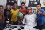 Crianças vão a delegacia denunciar vizinha que tomou a bola do grupo e ganham uma nova dos policiais