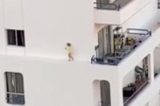 Vídeo de “Menino Aranha” andando em parapeito de prédio viraliza na Espanha
