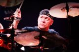 Morre Neil Peart, da banda Rush, um dos mais importantes bateristas da história do rock