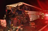 Colisão entre carreta e ônibus deixa 3 mortos e 27 feridos na BR-423, no Agreste