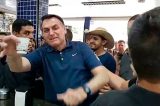 Alvo de críticas no Carnaval, Bolsonaro faz live em padaria no Guarujá