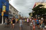 Passou o carnaval, ficou o ‘chiclete’ no piso da avenida