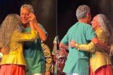 Maria Bethânia e Chico Buarque dançam coladinhos em show; veja vídeo