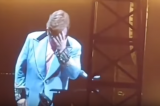 Vídeo: Elton John abandona show aos prantos após perder a voz