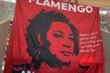Na presença de Bolsonaro, Flamengo Antifascista ergue bandeira com rosto de Marielle