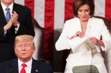 Trump se recusa a apertar mão de Pelosi que reage rasgando cópia do discurso