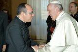 Padres brasileiros isolados na Itália celebram missas e atendem fiéis online