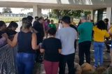 Vídeo: Bolsonaristas rompem quarentena e dão as mãos para rezar em frente ao Palácio da Alvorada