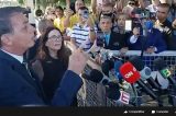 Bolsonaro leva deputados para atacar jornalistas na porta do Alvorada: “Você não tem moral, a Globo não tem moral”