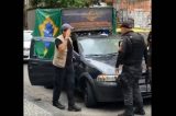 Manifestante de coturno presta continência a policial no Rio de Janeiro e é vaiado pela população