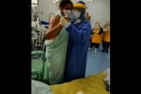 Vídeo: Médico tira paciente com coronavírus que se recupera para dançar e viraliza nas redes