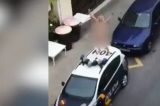 Que isso! Mulher nua sobe em carro da polícia após ser detida por furar quarentena