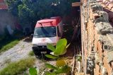 Ambulância do SAMU está abandonada há meses dentro de quintal em bairro de Juazeiro