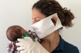 ‘Ainda não consegui beijar minha filha’: a dura realidade de dar à luz com covid-19