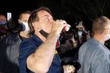 Bolsonaro come cachorro-quente ao som de panelaço, xingamentos e gritos de ‘mito’