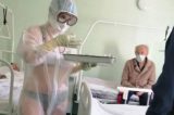Enfermeira exibe lingerie sob roupa transparente de proteção contra Covid-19