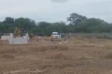 Trator cava sepultura de contaminado pelo coronavírus em Sobradinho com poucas pessoas na despedida; veja vídeo