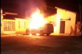 Homem é preso após atear fogo em viatura da Polícia Militar na Bahia; veja vídeo