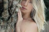 Letícia Spiller relembra foto fazendo yoga de topless em cachoeira